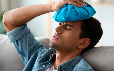 Мужчина облокотился на диван