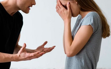 Мужчина кричит на девушку